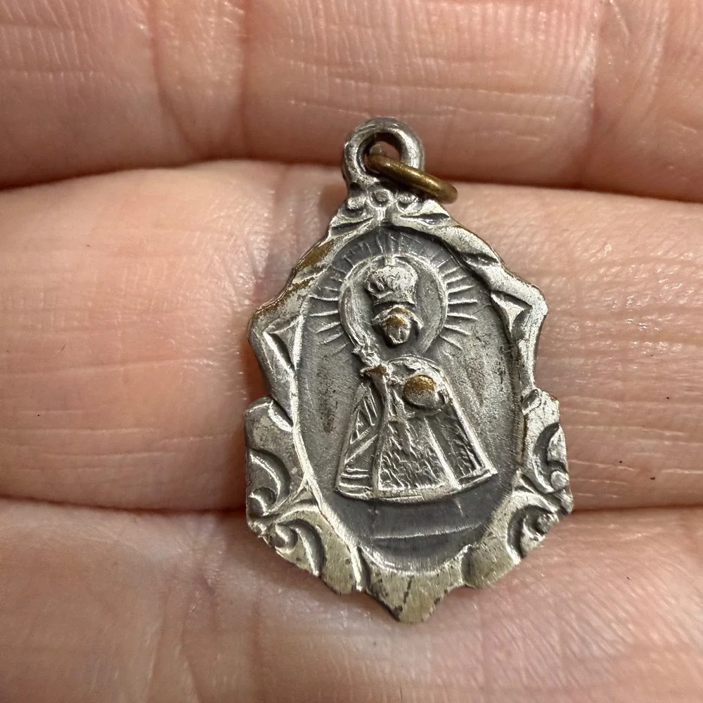 Vintage Infant Jesus of Prague Sacred Heart Religious Medal Silver Tone‎ Pendant